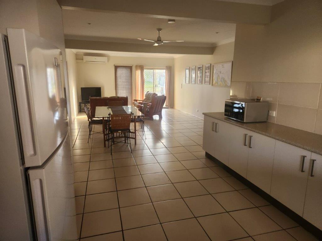 Ofishal Unit living area - kitchen to lounge Living area - kitchen to loung